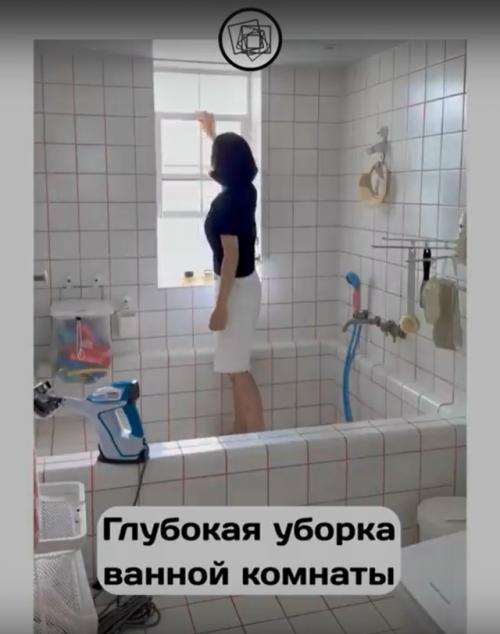 Глубокая уборка очень красивой ванной комнаты.

