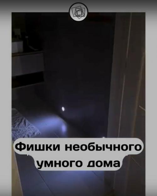 Девушка интересные интерьерные решения в своём доме показывает. 04