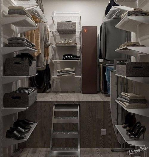 В спальне не хватает только стула, на который можно скинуть одежду. 05