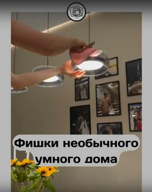 Девушка интересные интерьерные решения в своём доме показывает. 02