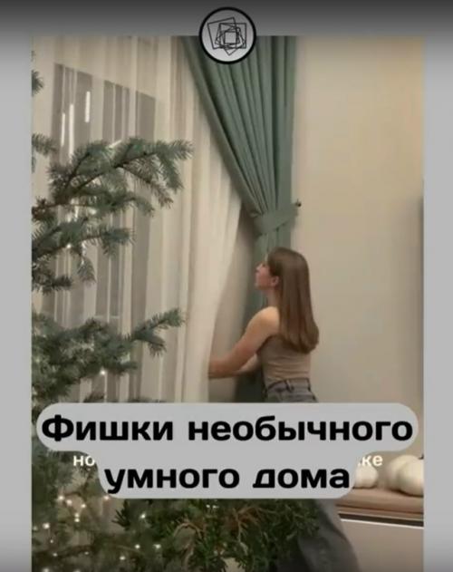 Девушка интересные интерьерные решения в своём доме показывает.  