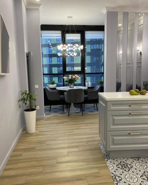 Решили разделить кухню и обеденную зону ради вида из окна. 01