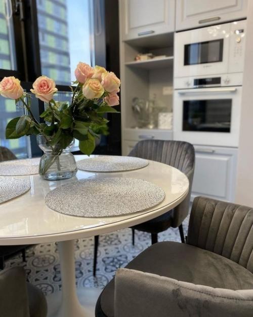 Решили разделить кухню и обеденную зону ради вида из окна. 02