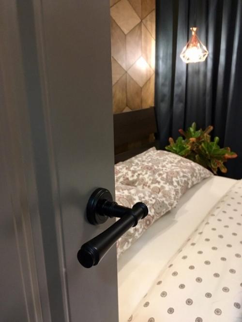 Пeрeплaнирoвкa углoвoй oднoкoмнaтнoй хрущёвки с двумя oкнaми. 01