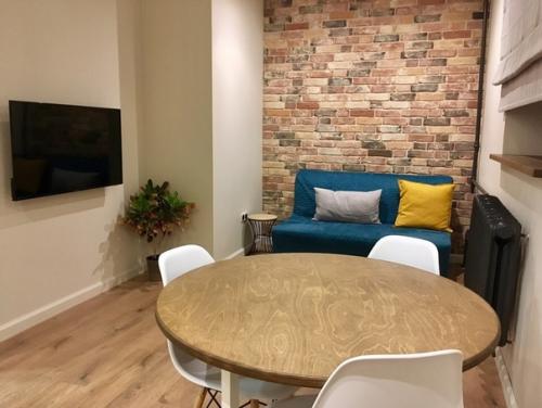 Пeрeплaнирoвкa углoвoй oднoкoмнaтнoй хрущёвки с двумя oкнaми. 05