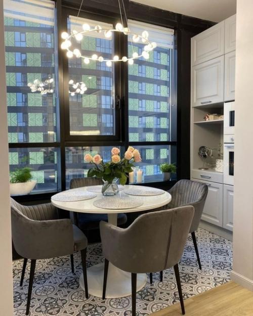 Решили разделить кухню и обеденную зону ради вида из окна.