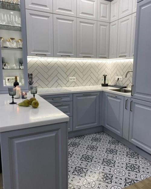 Решили разделить кухню и обеденную зону ради вида из окна. 05