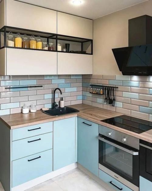 Компактная кухня, где всего 2 навесных шкафа.