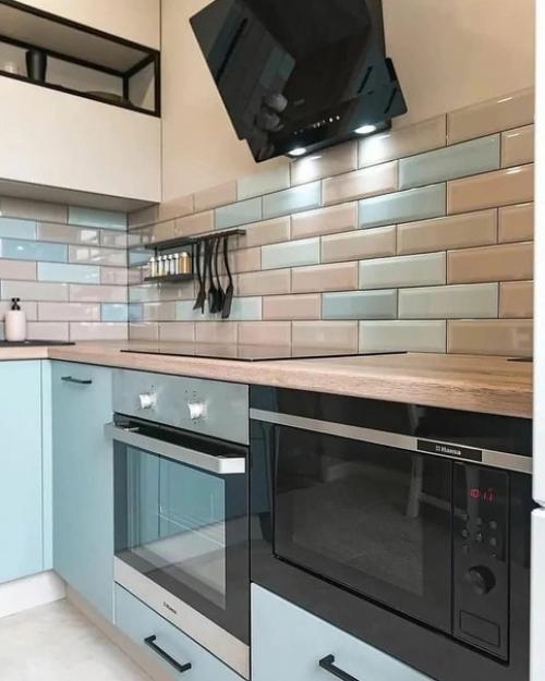 Компактная кухня, где всего 2 навесных шкафа. 06