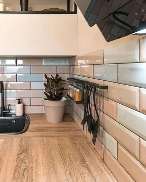 Компактная кухня, где всего 2 навесных шкафа. 07