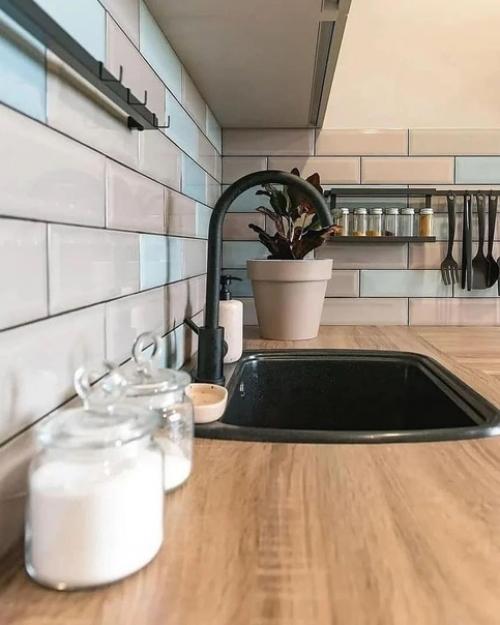 Компактная кухня, где всего 2 навесных шкафа. 05