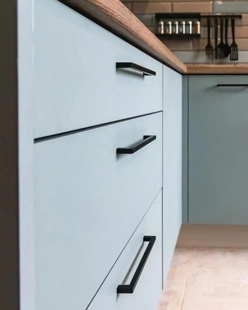 Компактная кухня, где всего 2 навесных шкафа. 08