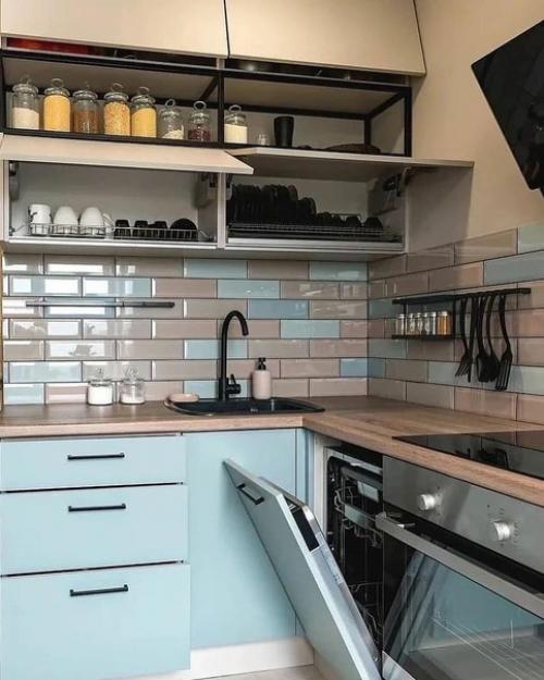 Компактная кухня, где всего 2 навесных шкафа. 01