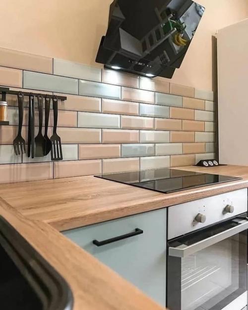 Компактная кухня, где всего 2 навесных шкафа. 04