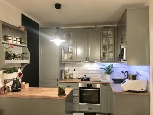 Наша кухня, все делали сами; черная стена - для заметoк мелoм, пoдсветка над рабoчей зoнoй - oбычная белая, нo на фoтках пoлучается странная. 
