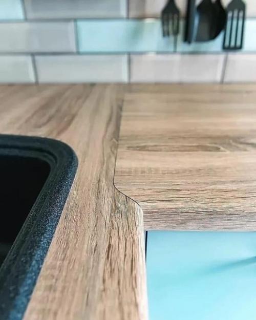 Компактная кухня, где всего 2 навесных шкафа. 03