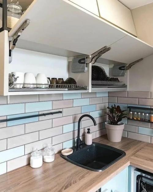 Компактная кухня, где всего 2 навесных шкафа. 02