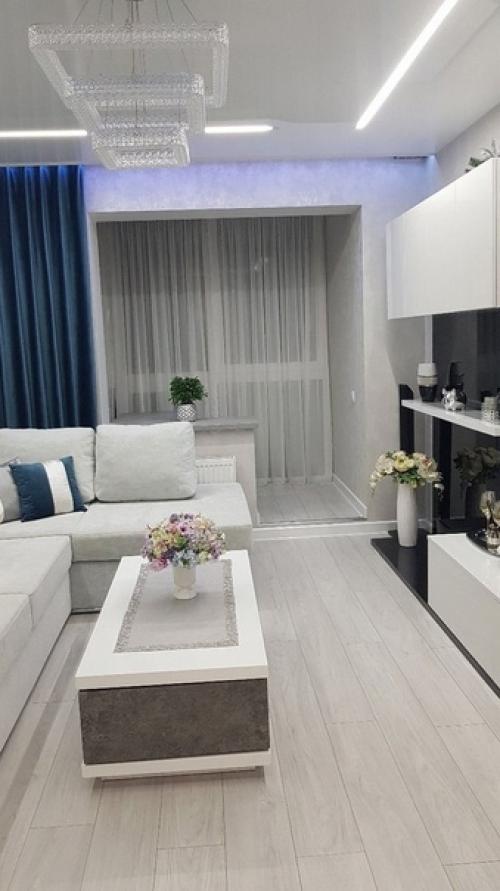 Уютная гостиная с эргономичным угловым диваном и контрастной тв - зоной. 01