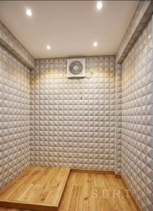 Сейчас мы представим, как можно реанимировать старую ванную в коммунальной квартире. 04