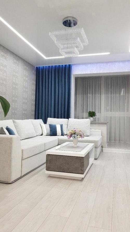 Уютная гостиная с эргономичным угловым диваном и контрастной тв - зоной.