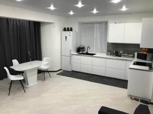 Чёрно-белый интерьер загородного дома. 01