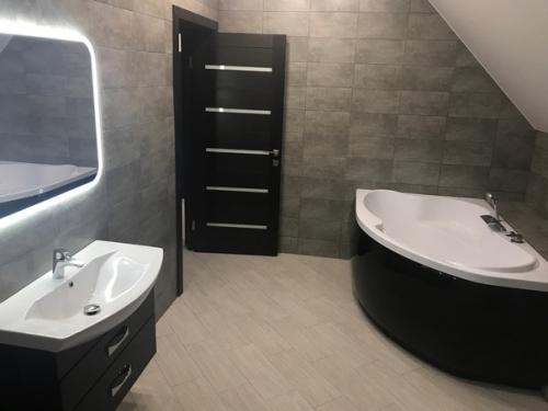 Чёрно-белый интерьер загородного дома. 06