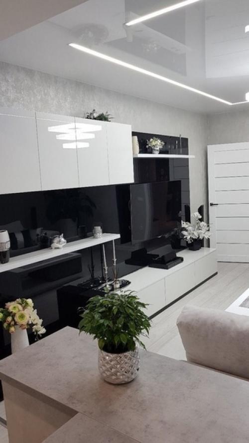 Уютная гостиная с эргономичным угловым диваном и контрастной тв - зоной. 04