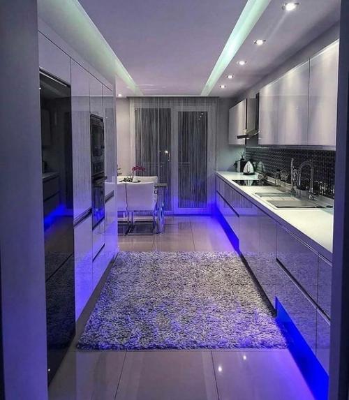 Подсветка кухонного гарнитура создаёт удивительный эффект парения, который сделает даже самый минималистичный интерьер кухни незабываемым.