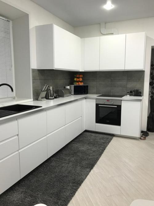 Чёрно-белый интерьер загородного дома.