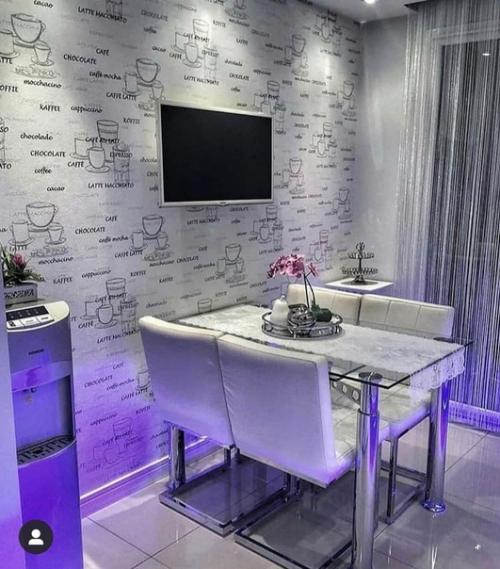 Подсветка кухонного гарнитура создаёт удивительный эффект парения, который сделает даже самый минималистичный интерьер кухни незабываемым. 01