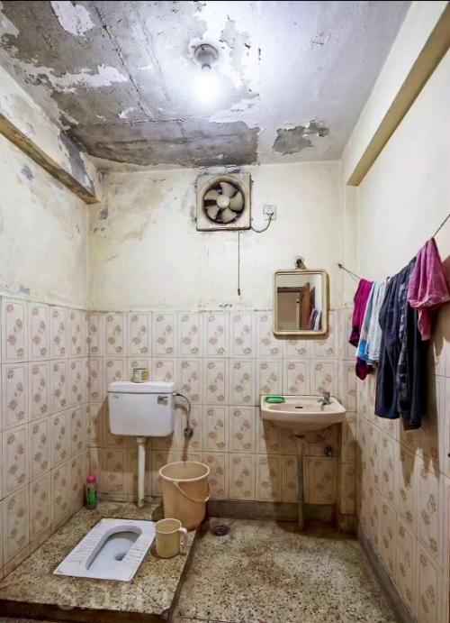 Сейчас мы представим, как можно реанимировать старую ванную в коммунальной квартире.

