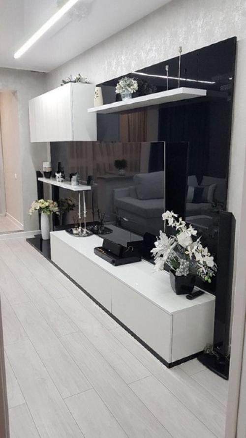 Уютная гостиная с эргономичным угловым диваном и контрастной тв - зоной. 02