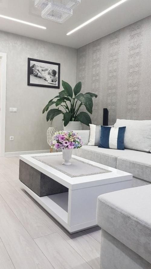 Уютная гостиная с эргономичным угловым диваном и контрастной тв - зоной. 03