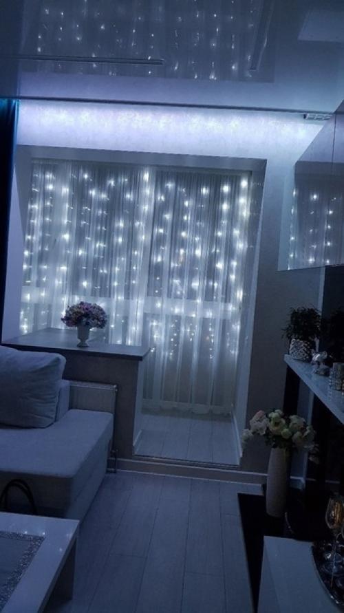 Уютная гостиная с эргономичным угловым диваном и контрастной тв - зоной. 05