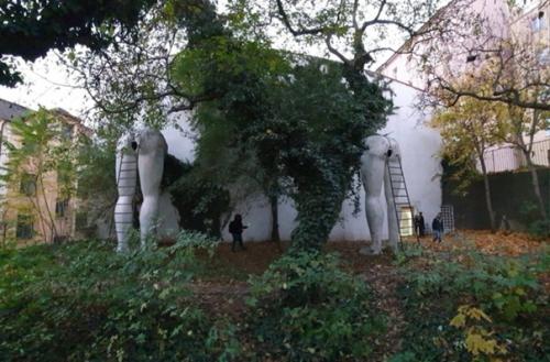 Идея чешского памятника в том, чтобы показать глупость и безликость подхалимов. 02