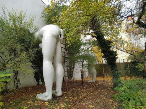 Идея чешского памятника в том, чтобы показать глупость и безликость подхалимов. 01