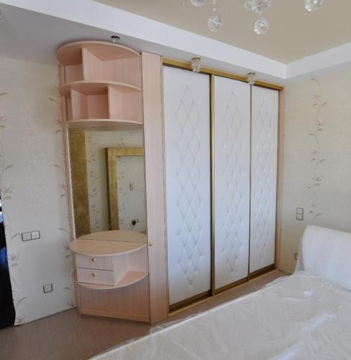 Туалетный столик, встроенный в шкаф - купе.

