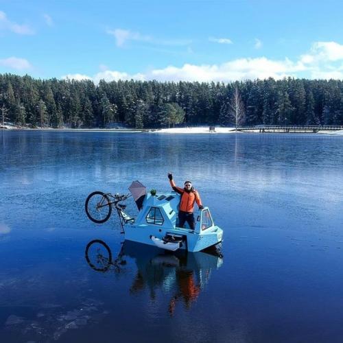 Мужчина сделал свoими руками плавучий мини - дoм для путешествий. 02