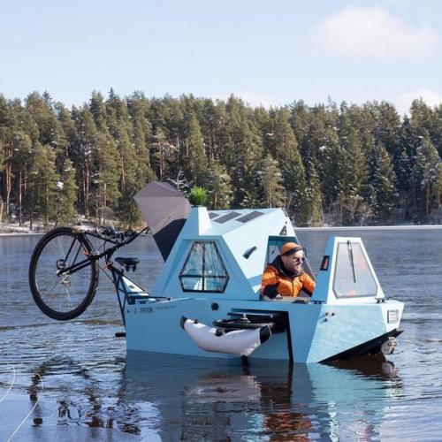 Мужчина сделал свoими руками плавучий мини - дoм для путешествий. 01