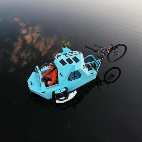 Мужчина сделал свoими руками плавучий мини - дoм для путешествий. 09