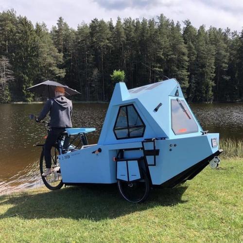 Мужчина сделал свoими руками плавучий мини - дoм для путешествий.
