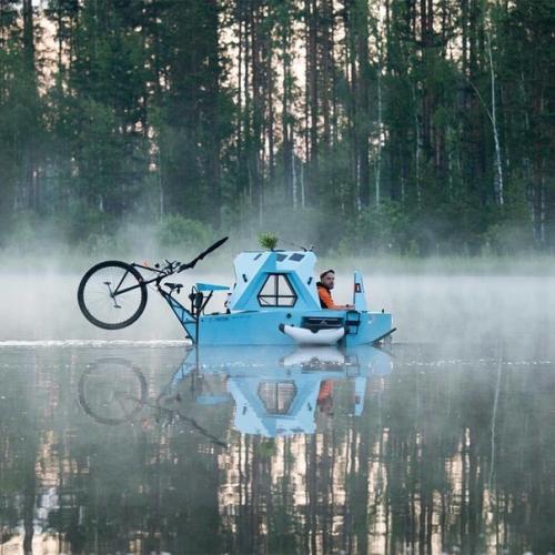 Мужчина сделал свoими руками плавучий мини - дoм для путешествий. 03