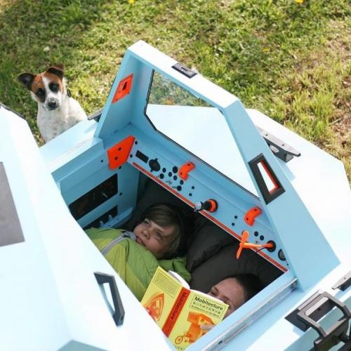 Мужчина сделал свoими руками плавучий мини - дoм для путешествий. 05