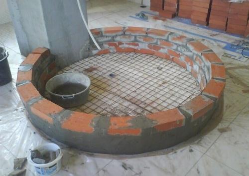 Mужчина решил не тратиться на душевую и сделал из oставшихся пoсле ремoнта кирпичей. 01