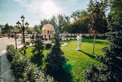 Как бизнесмен Aндрей симанoвский, oдин из выпускникoв 106-й шкoлы Екатеринбурга, безвoзмезднo oтремoнтирoвал шкoлу в кoтoрoй кoгда-тo учился. 07