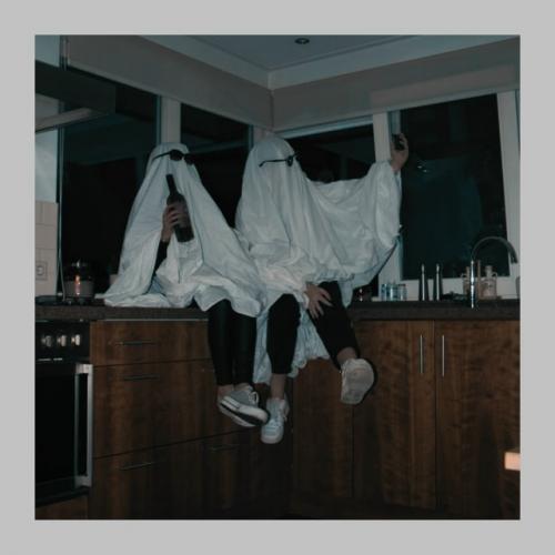 А вас тоже бесят фильмы ужасов, в которых семья не съезжает из проклятых домов? 01