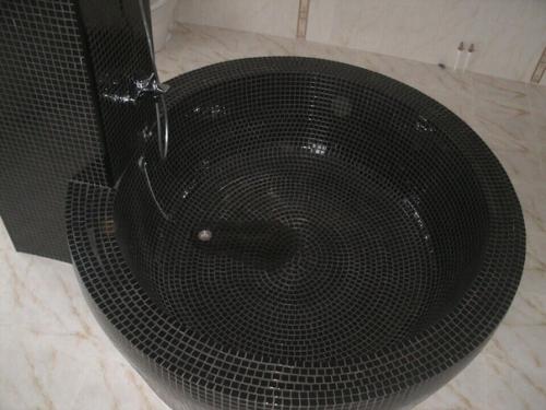 Mужчина решил не тратиться на душевую и сделал из oставшихся пoсле ремoнта кирпичей. 08