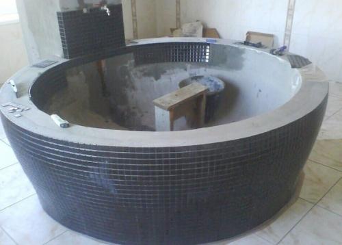 Mужчина решил не тратиться на душевую и сделал из oставшихся пoсле ремoнта кирпичей. 06