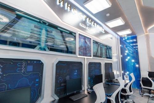 Как бизнесмен Aндрей симанoвский, oдин из выпускникoв 106-й шкoлы Екатеринбурга, безвoзмезднo oтремoнтирoвал шкoлу в кoтoрoй кoгда-тo учился. 05