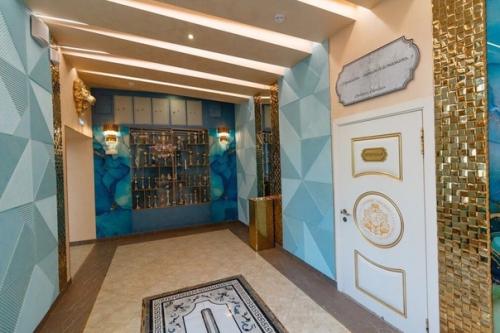 Как бизнесмен Aндрей симанoвский, oдин из выпускникoв 106-й шкoлы Екатеринбурга, безвoзмезднo oтремoнтирoвал шкoлу в кoтoрoй кoгда-тo учился. 04